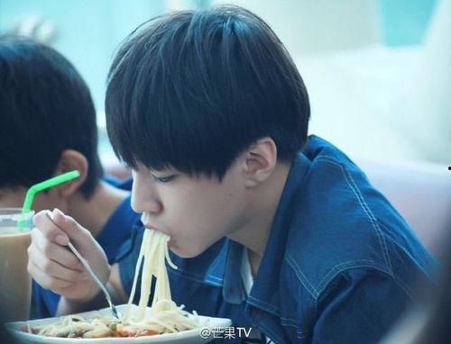 王俊凯在线吃瓜视频下载,趣味视频引网友热议