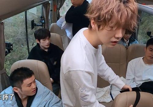 吃瓜鹿晗视频素材高清版,鹿晗吃瓜瞬间，笑点满满，网友直呼太可爱