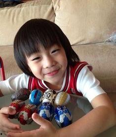 萌娃凭实力吃瓜视频,萌态百出引网友热议