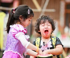 轩轩吃瓜哭的视频,网友直呼“心都化了”